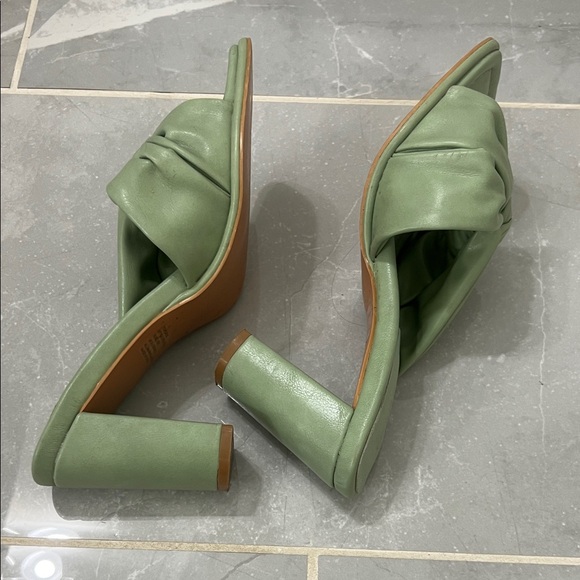 Elegant Women's Green Knotted Heels - Picture 5 of 5